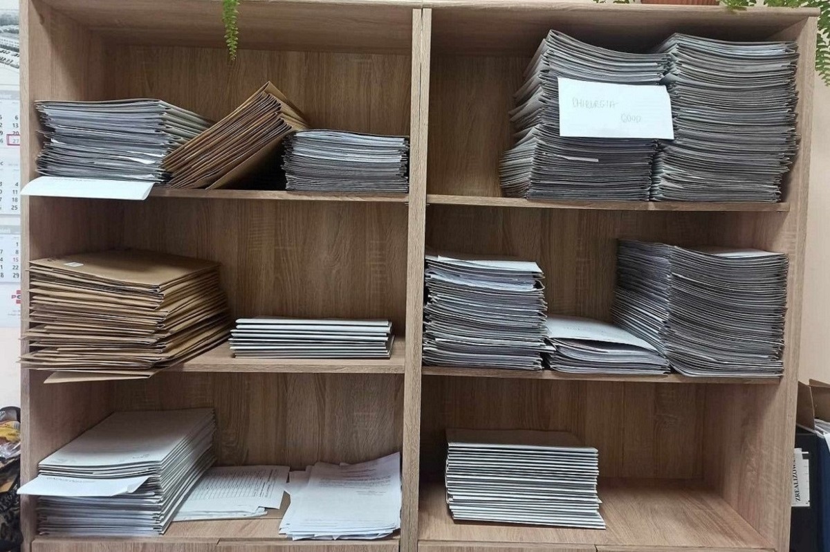 Półki z teczkami wypełnionymi dokumentami