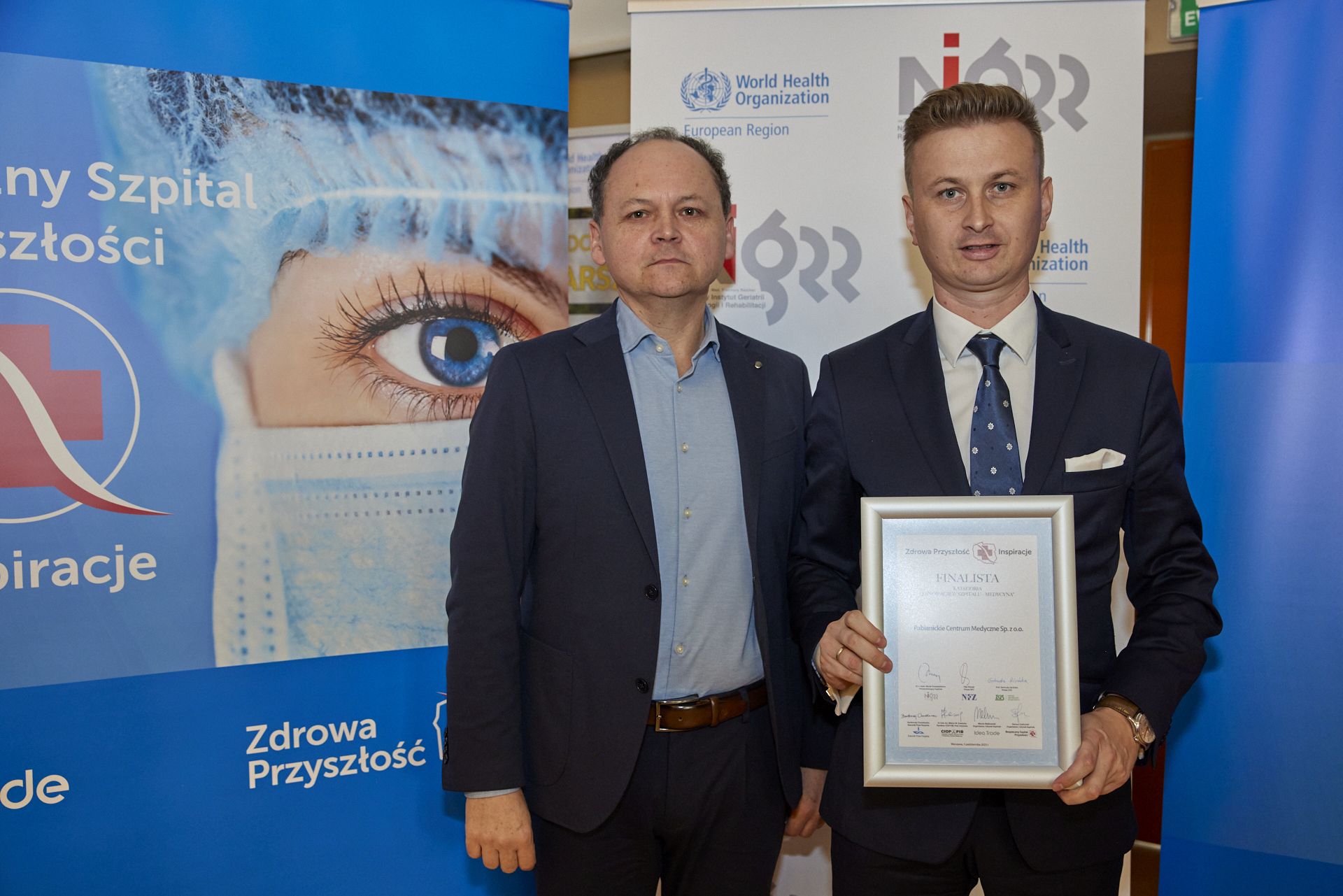Prezes PCM i doktor Dariusz Fisiak prezentują dyplom.