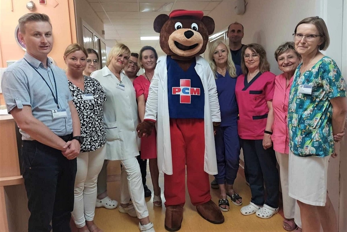 Grupa pracowników szpitala z misiem ZdroWitkiem.