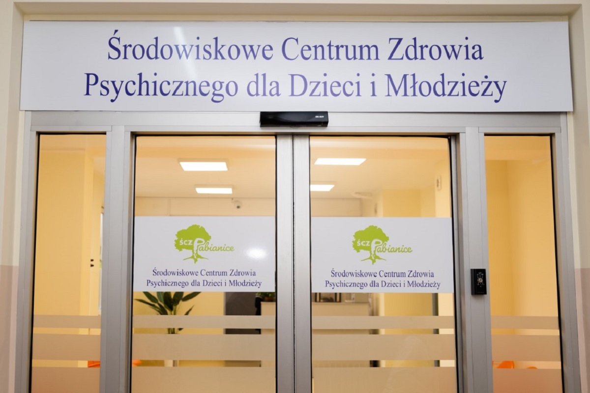 Drzwi wejściowe do Środowiskowego Centrum Zdrowia Psychicznego dla Dzieci i Młodzieży