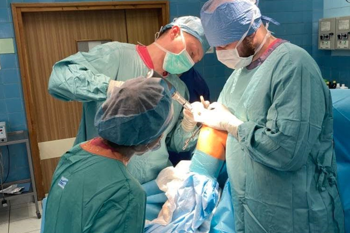 Troje lekarzy na sali operacyjnej